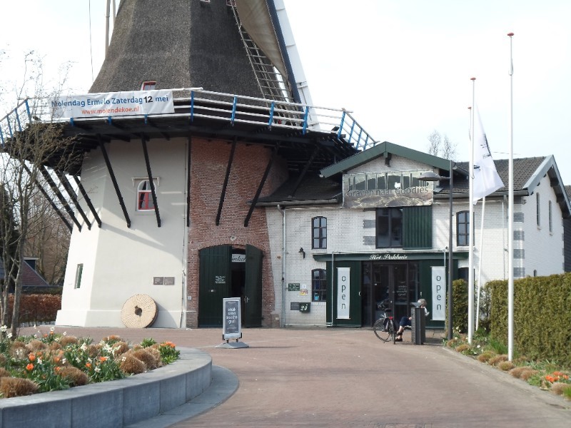 Ingang van Museum het Pakhuis dat gevestigd is in een oude molen.