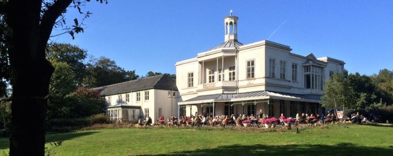 Villa Ockenburgh met bezoekers op het terras