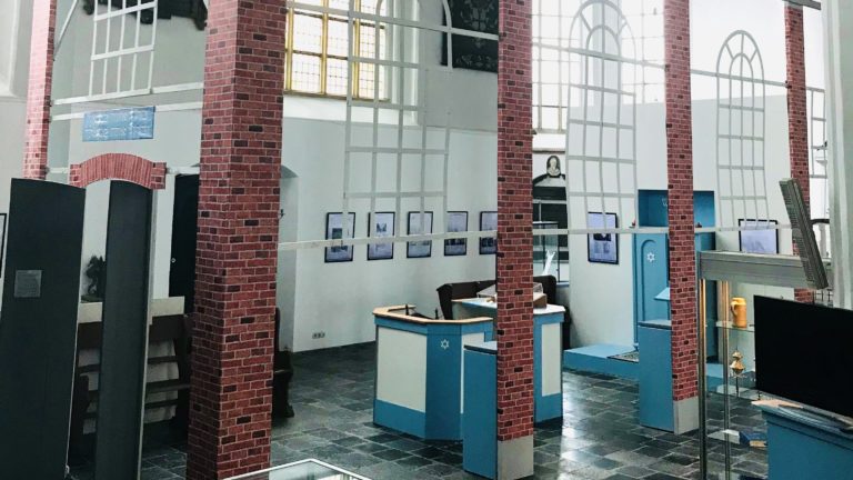 Afbeelding van de nagebouwde synagoge in de Geertruidskerk, Geertruidenberg.