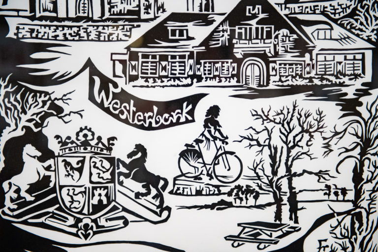Papierknipkunst met de tekst in de afbeelding: Westerbork