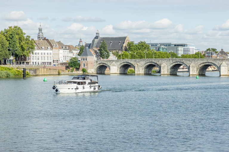 Foto van de Sint Servaasbrug Maastricht en een varende jacht.