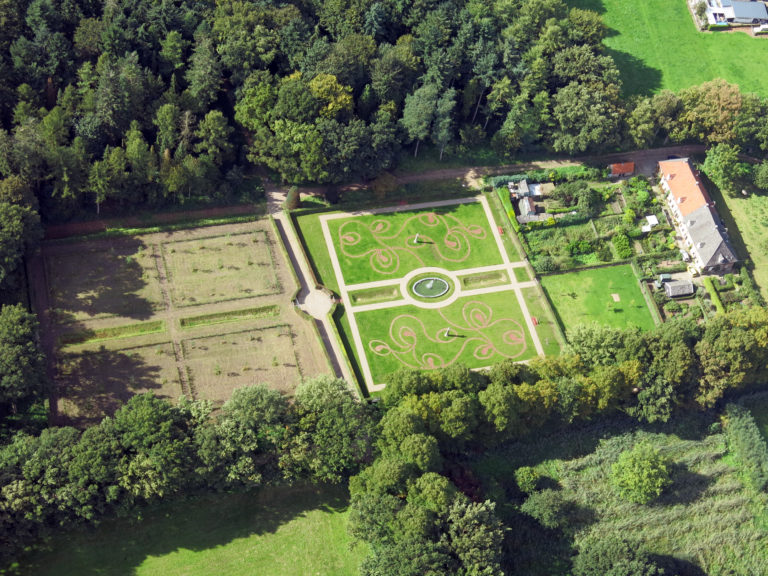 Luchtfoto van de tuin van Huis Bergh