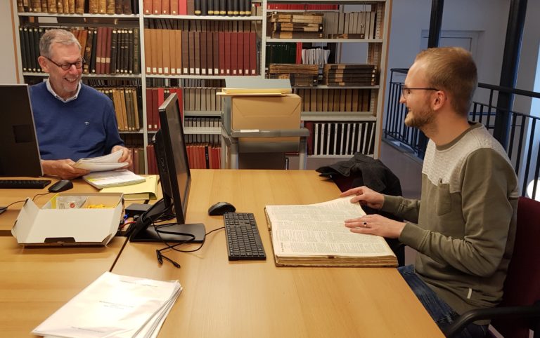 Stef Coenen met een andere vrijwilliger in het archief van Erfgoedcentrum Nederlands Kloosterleven