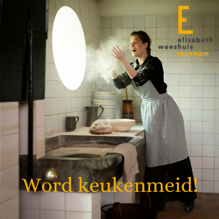 Vrijwilliger in de kleding van een vroegere dienstmeid met op de afbeelding de tekst 'Word keukenmeid!'