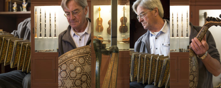 2 mannen bekijken muziekinstrumenten in museum Vosbergen