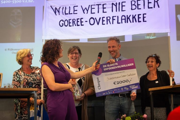 Winnaar Betrand en Anneke nemen de cheque van 2000 euro in ontvangst voor het Streekmuseum Goeree-Overflakkee.