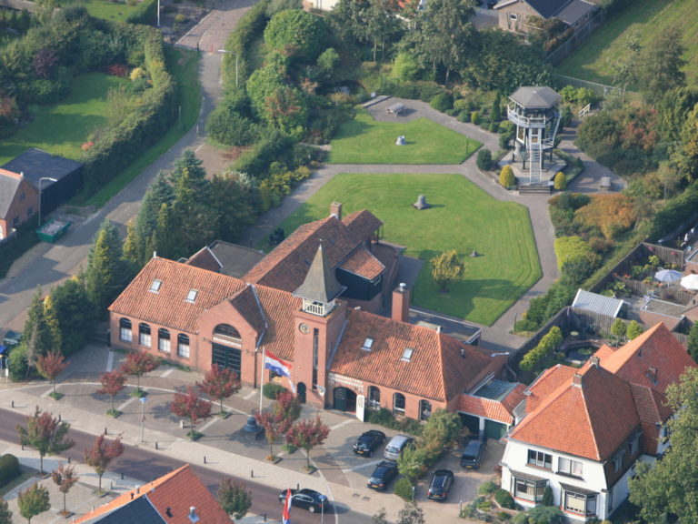 Een luchtfoto van Heiligerlee met de kerk en het achterliggende park of tuin.