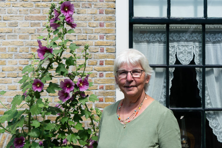 Een foto van erfgoedvrijwilliger Limmy van de Oudheidkamer Texel