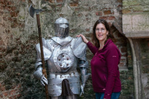 Daniella naast een ridder met helm