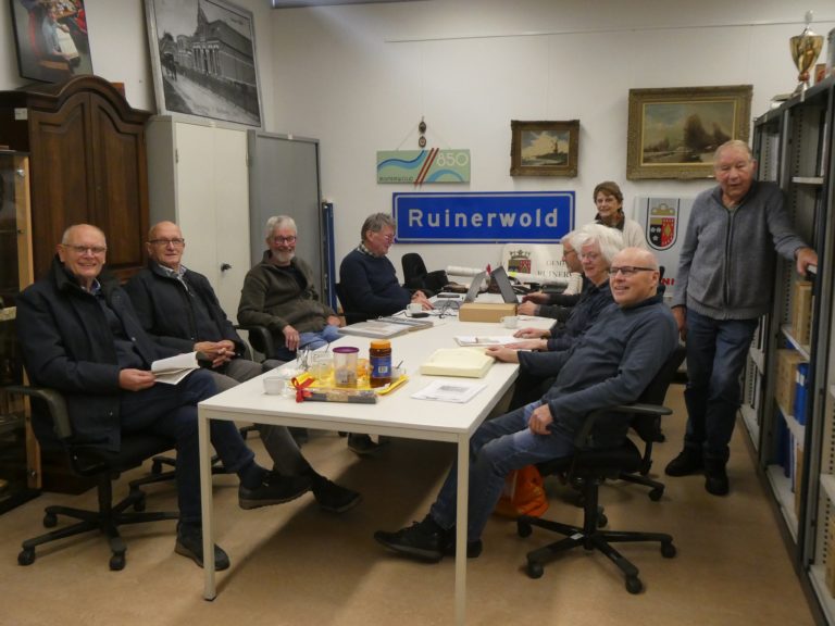 Medewerkers van Stichting Historie Ruinerwold zitten rond een tafel voor overleg