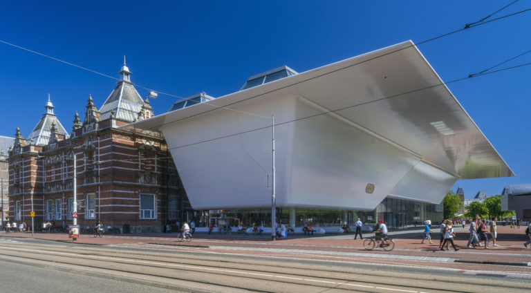Afbeelding van de buitenzijde van het Stedelijk Museum Amsterdam