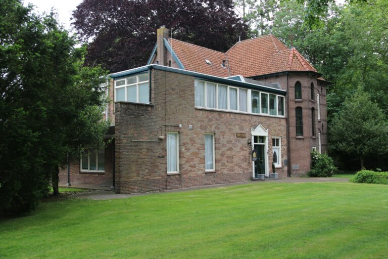 Het pand van museum Janning, de oude pastorie in Nieuw-Schoonebeek
