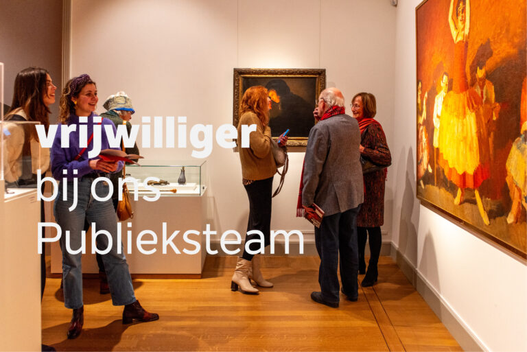 Bezoekers staan in een museumzaal bij een schilderij te kijken. Over de afbeelding heen staat de tekst 'Vrijwilliger bij ons publieksteam"