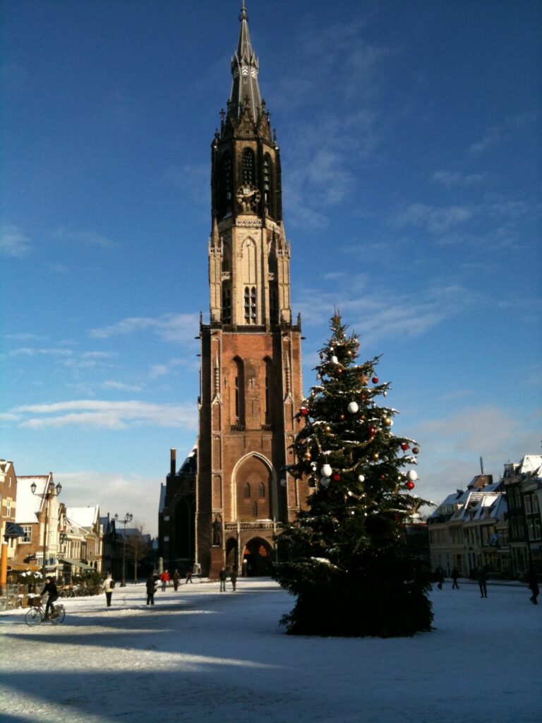 De Nieuwe Kerk in Delft met op de voorgrond een kerstboom.