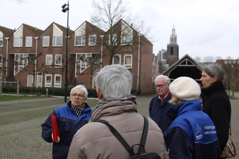 Twee stadsgidsen leiden een groep rond in Vlaardingen.
