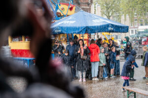 Schuilen tijdens de hagelbui op de Aprilfeesten Amsterdam